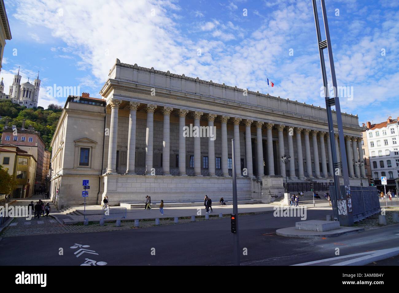 Cour d'Appel de Lyon e Basilica sullo sfondo, Lione, Francia Foto Stock
