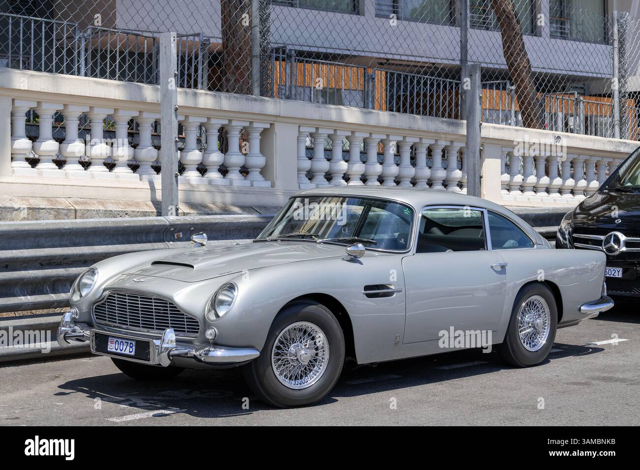 Monte Carlo, Monaco - Vista su una Aston Martin grigia DB5 Goldfinger continuazione parcheggiata su una strada. Foto Stock