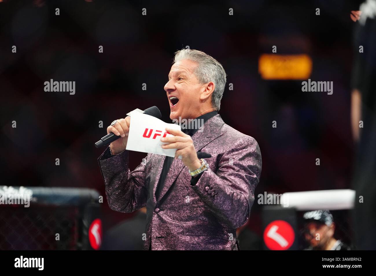 MIAMI, FL - 12 APRILE: Bruce buffer a UFC 314 - Volkanovski vs Lopes al Kesaya Center il 12 aprile 2025 a Miami, FL (foto di Louis Grasse/PxImages) Foto Stock