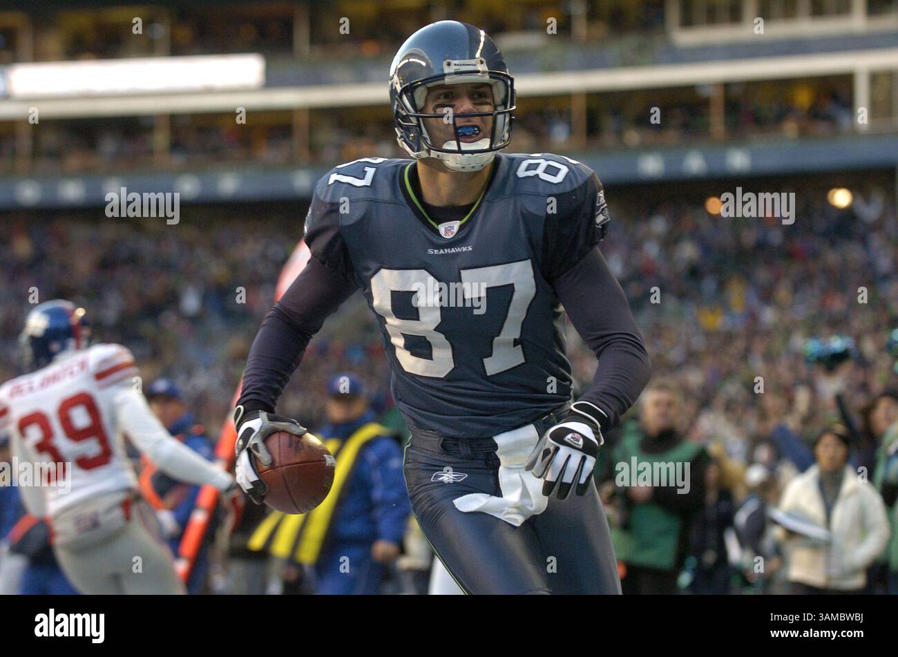 27 novembre 2005 - Seattle, WA, USA - il ricevitore dei Seattle Seahawks Joe Jurevicius (87) riceve un passaggio da 16 yard nel terzo quarto per dare ai Seahawks il vantaggio contro i New York Giants Sunday al Qwest Field di Seattle, Washington. I Seahawks batterono i Giants 24-21 ai tempi supplementari. 27 novembre 2005. ©Troy Wayrynen/Columbian

 (immagine di credito: © Troy Wayryen/ZUMAPRESS.com) Foto Stock