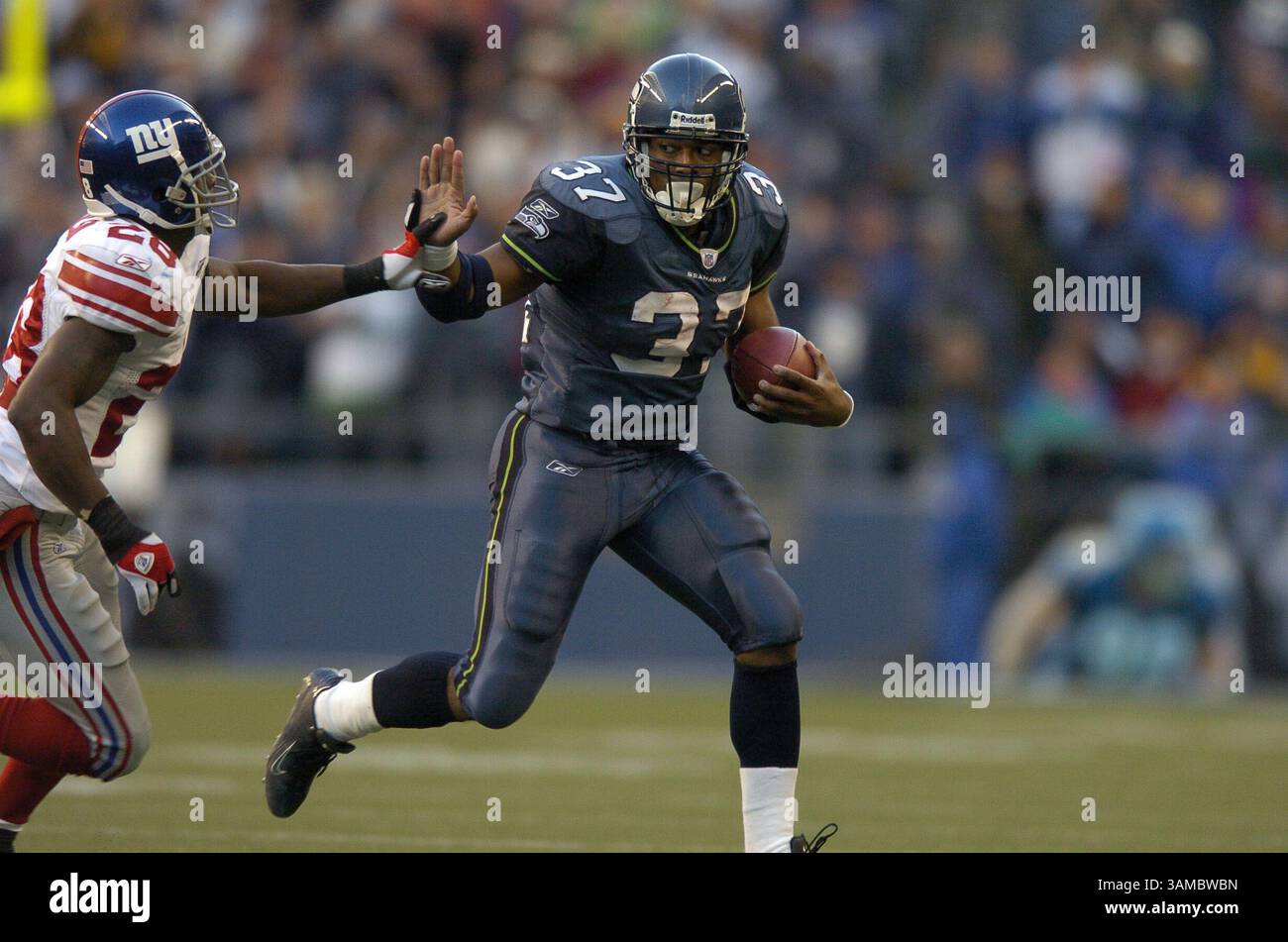 27 novembre 2005 - Seattle, WA, USA - il runningback dei Seattle Seahawks Shaun Alexander (37) supera la safety dei New York Giants Gibril Wilson (28) al Qwest Field di Seattle, Washington. I Seahawks sconfissero i Giants 24-21. 27 novembre 2005. ©Troy Wayrynen/Columbian

 (immagine di credito: © Troy Wayryen/ZUMAPRESS.com) Foto Stock
