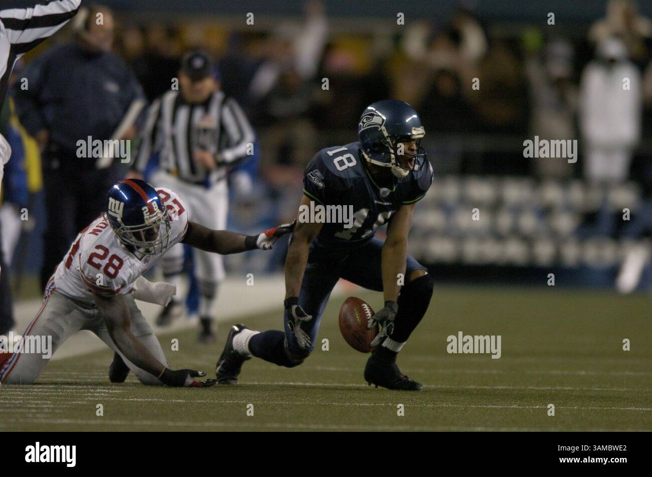 27 novembre 2005 - Seattle, WA, USA - il ricevitore dei Seattle Seahawks D.J. Hackett (18) festeggia dopo aver ricevuto un passaggio da 38 yard contro la safety dei New York Giants Gibril Wilson (28) durante i tempi supplementari contro i Giants Sunday al Qwest Field di Seattle, Washington. I Seahawks batterono i Giants 24-21. 27 novembre 2005. ©Troy Wayrynen/Columbian

 (immagine di credito: © Troy Wayryen/ZUMAPRESS.com) Foto Stock