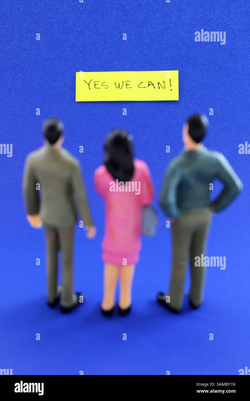 Dirigenti aziendali davanti alla frase, sì che possiamo - formato verticale Foto Stock