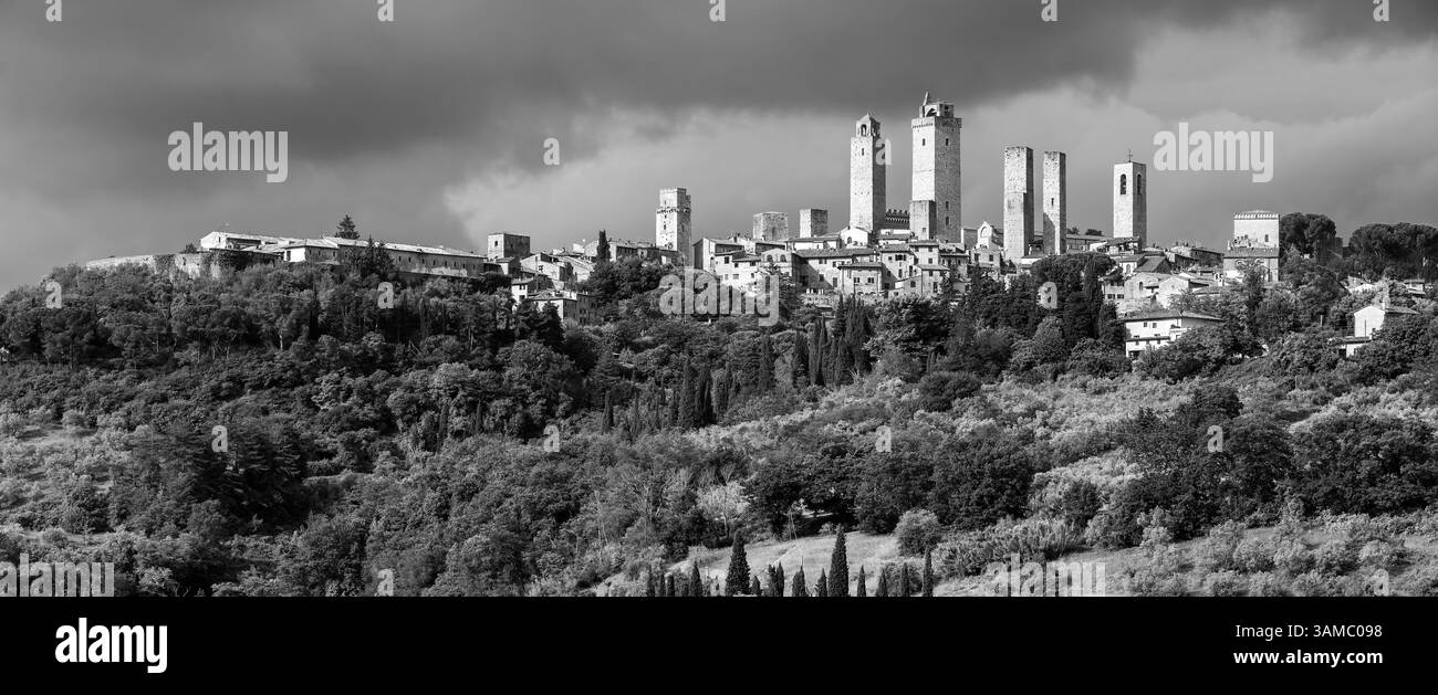 La Toscana ti conquisterà con i suoi paesaggi unici, le città d'arte, la storia millenaria e il cibo fantastico la magica atmosfera toscana evol Foto Stock