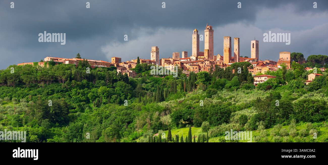 La Toscana ti conquisterà con i suoi paesaggi unici, le città d'arte, la storia millenaria e il cibo fantastico la magica atmosfera toscana evol Foto Stock