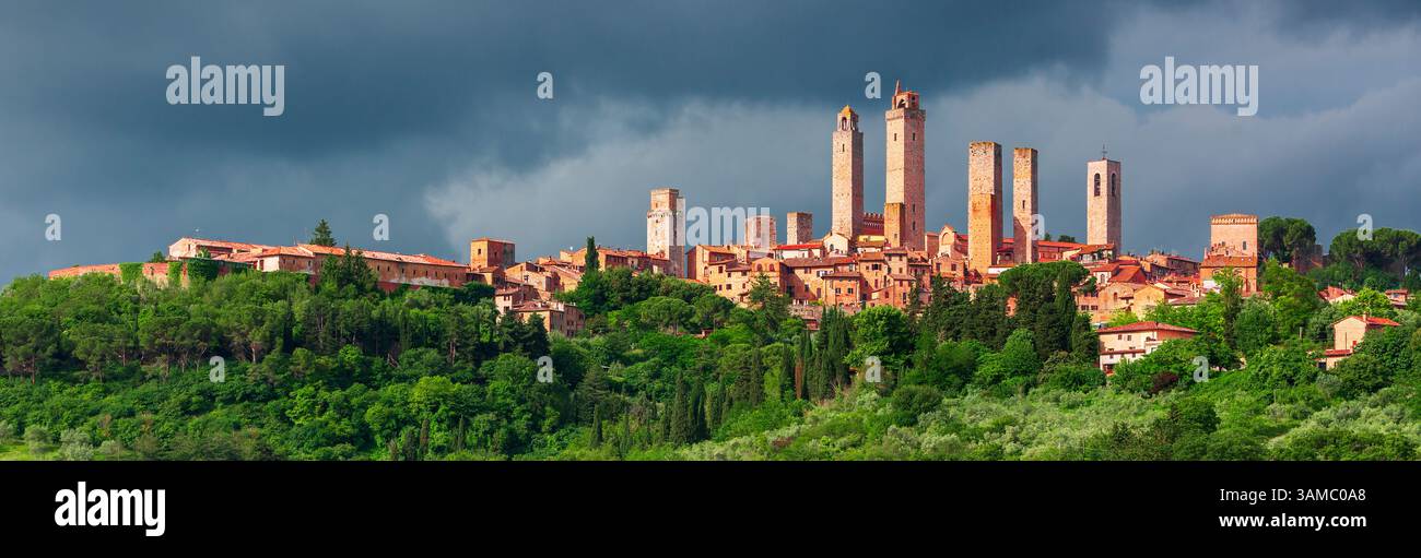 La Toscana ti conquisterà con i suoi paesaggi unici, le città d'arte, la storia millenaria e il cibo fantastico la magica atmosfera toscana evol Foto Stock
