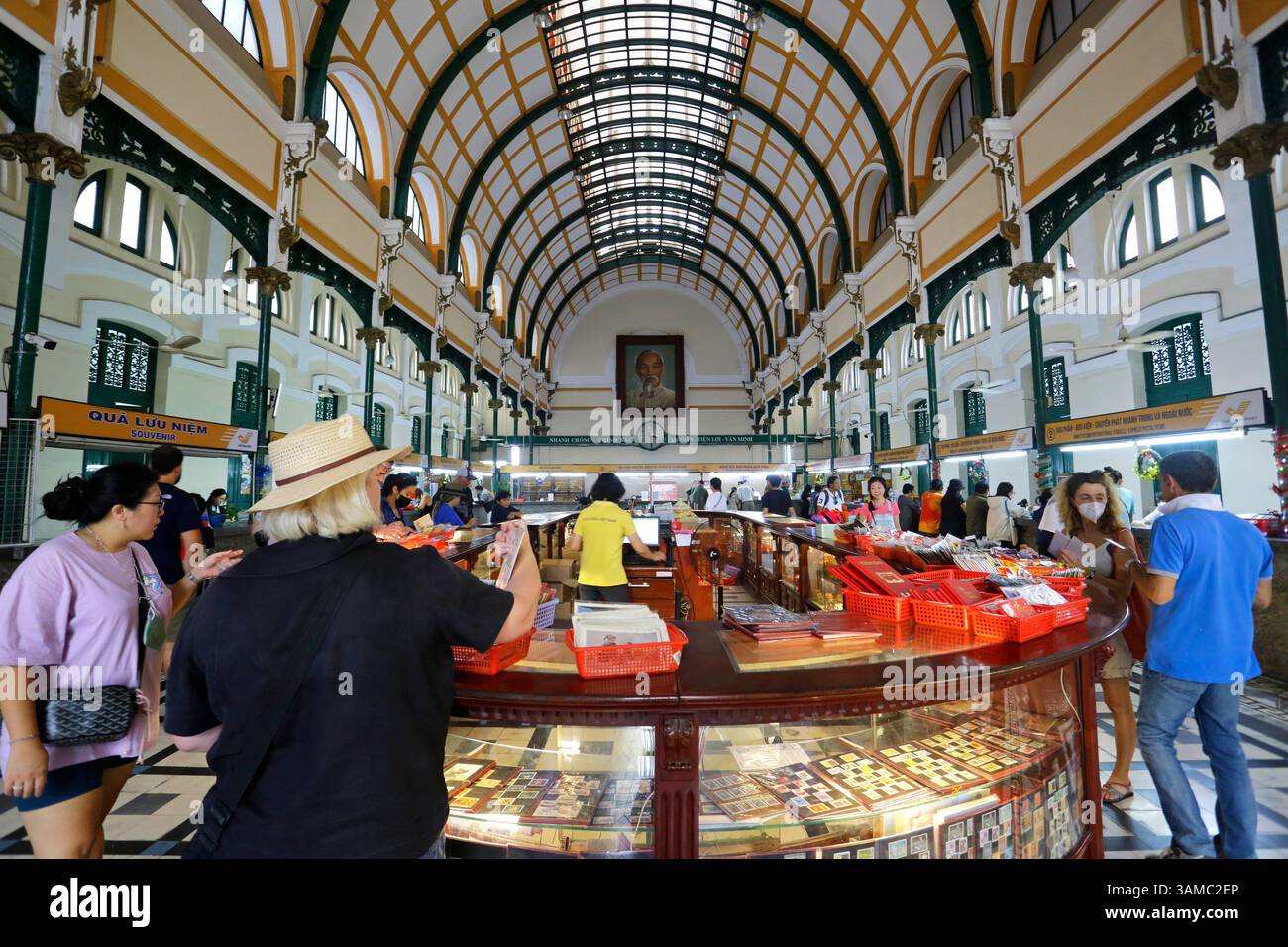 Ho chi Minh, Vietnam - 3 gennaio 2023: Le persone visitano l'ufficio postale centrale di Saigon, costruito quando il Vietnam faceva parte dell'Indocina francese. Foto Stock