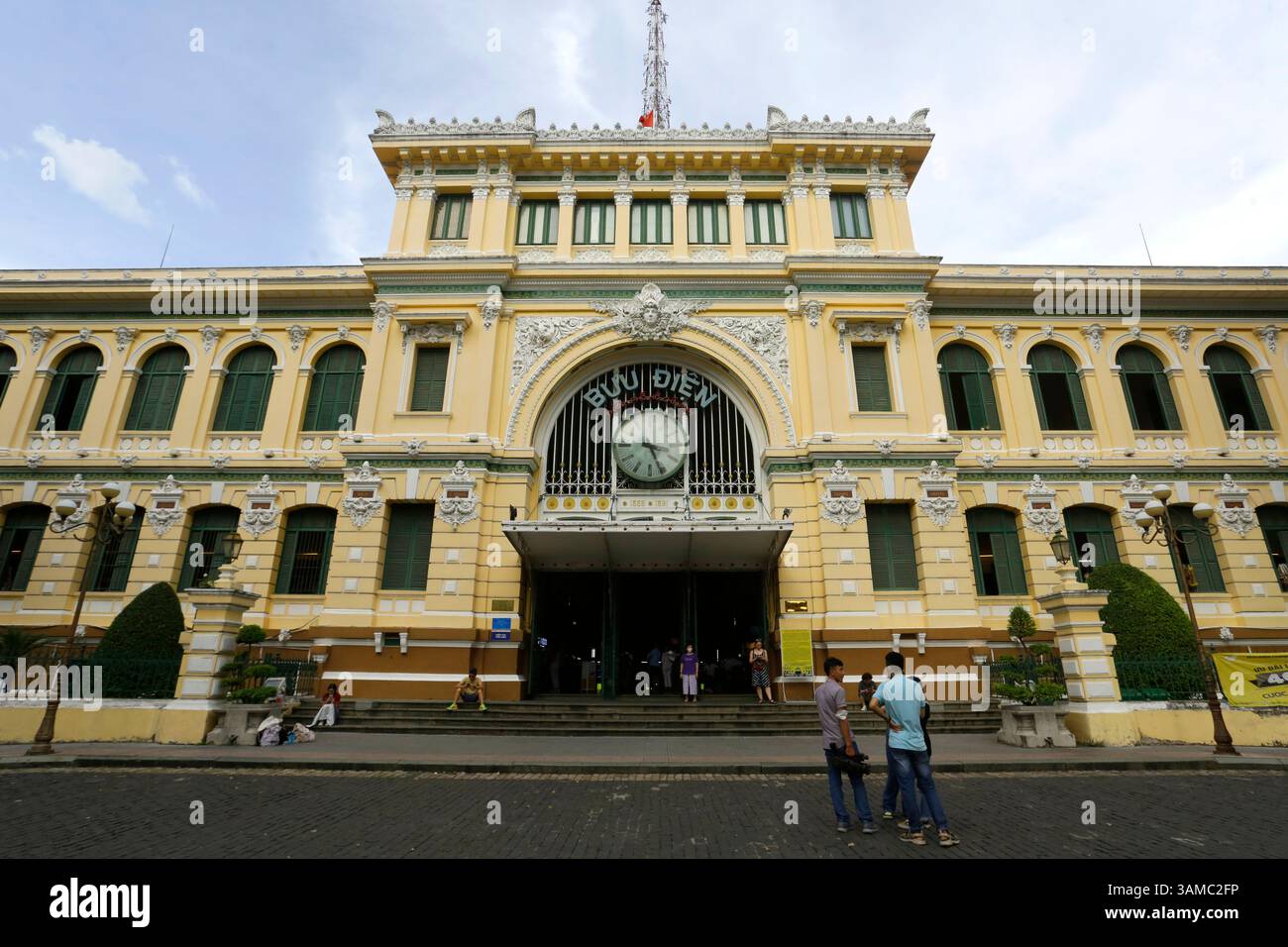Ho chi Minh City, Vietnam - 3 gennaio 2023: L'iconico ufficio postale centrale di Saigon, costruito quando il Vietnam faceva parte dell'Indocina francese. Foto Stock