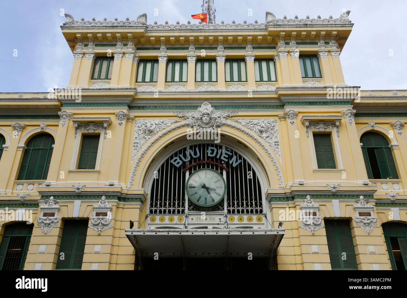 Ho chi Minh City, Vietnam - 3 gennaio 2023: L'iconico ufficio postale centrale di Saigon, costruito quando il Vietnam faceva parte dell'Indocina francese. Foto Stock