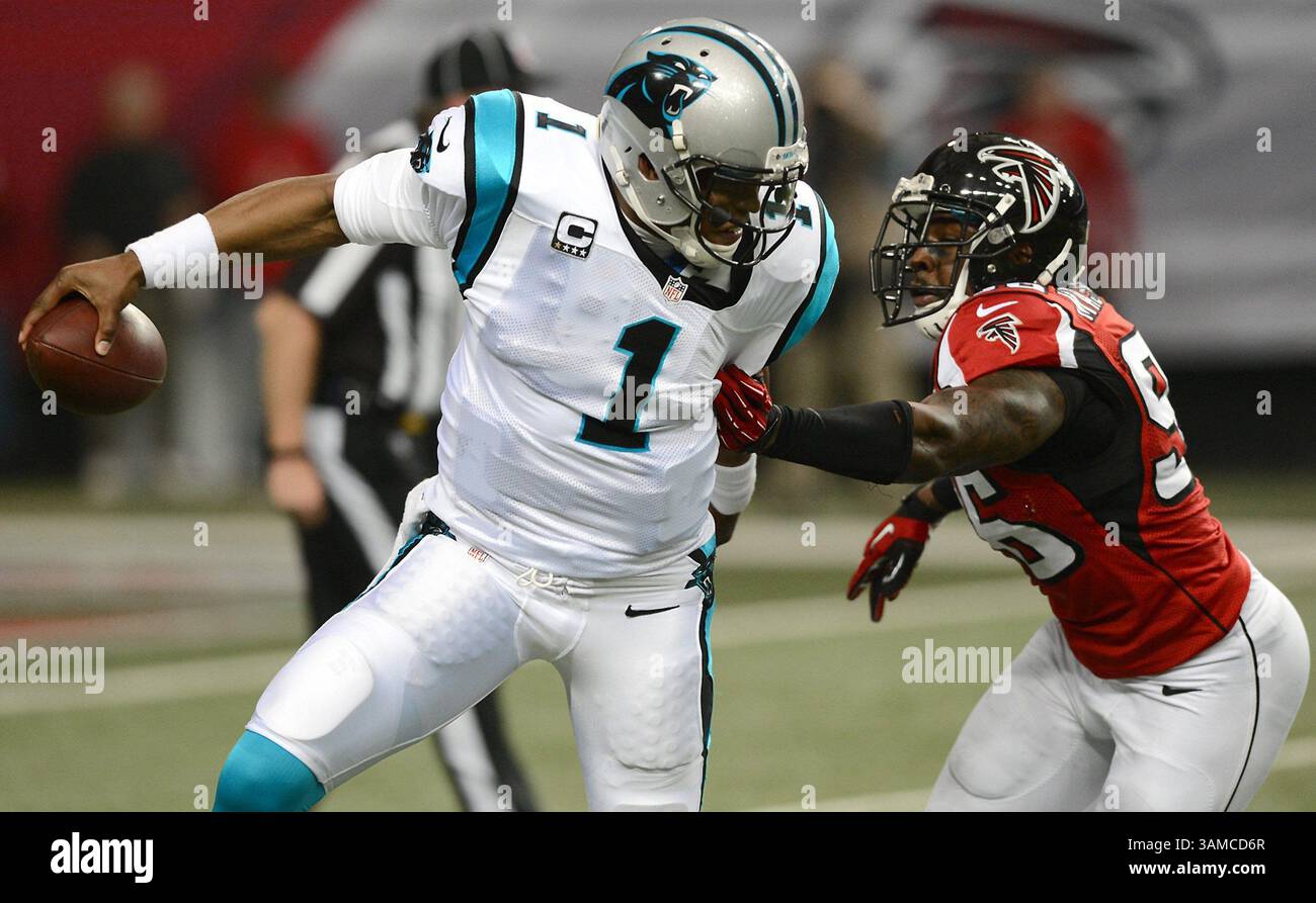 29 dicembre 2013 - Atlanta, GA, USA - il quarterback dei Carolina Panthers Cam Newton (1) si allontana dal defensive end degli Atlanta Falcons Jonathan Massaquoi (96) durante l'azione del primo quarto al Georgia Dome di Atlanta, domenica 29 dicembre 2013. I Panthers sconfissero i Falcons, 21-20, e vinsero la NFC South. (Immagine di credito: © Jeff Siner/MCT/ZUMAPRESS.com) Foto Stock