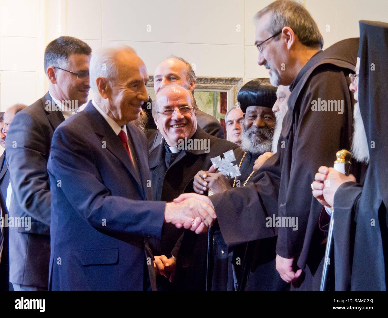 30 dicembre 2013 - Gerusalemme, Israele - il Presidente dello Stato d'Israele, SHIMON PERES, stringe la mano a P. PIERBATTISTA PIZZABALLA, Custode di Terra Santa, mentre accoglie gli ospiti presso la Residenza dei Presidenti. Il presidente ha ospitato un tradizionale ricevimento di Capodanno per i leader cristiani cui hanno partecipato i capi di tutte le confessioni cristiane. (Immagine di credito: © Nir Alon/ZUMAPRESS.com) Foto Stock
