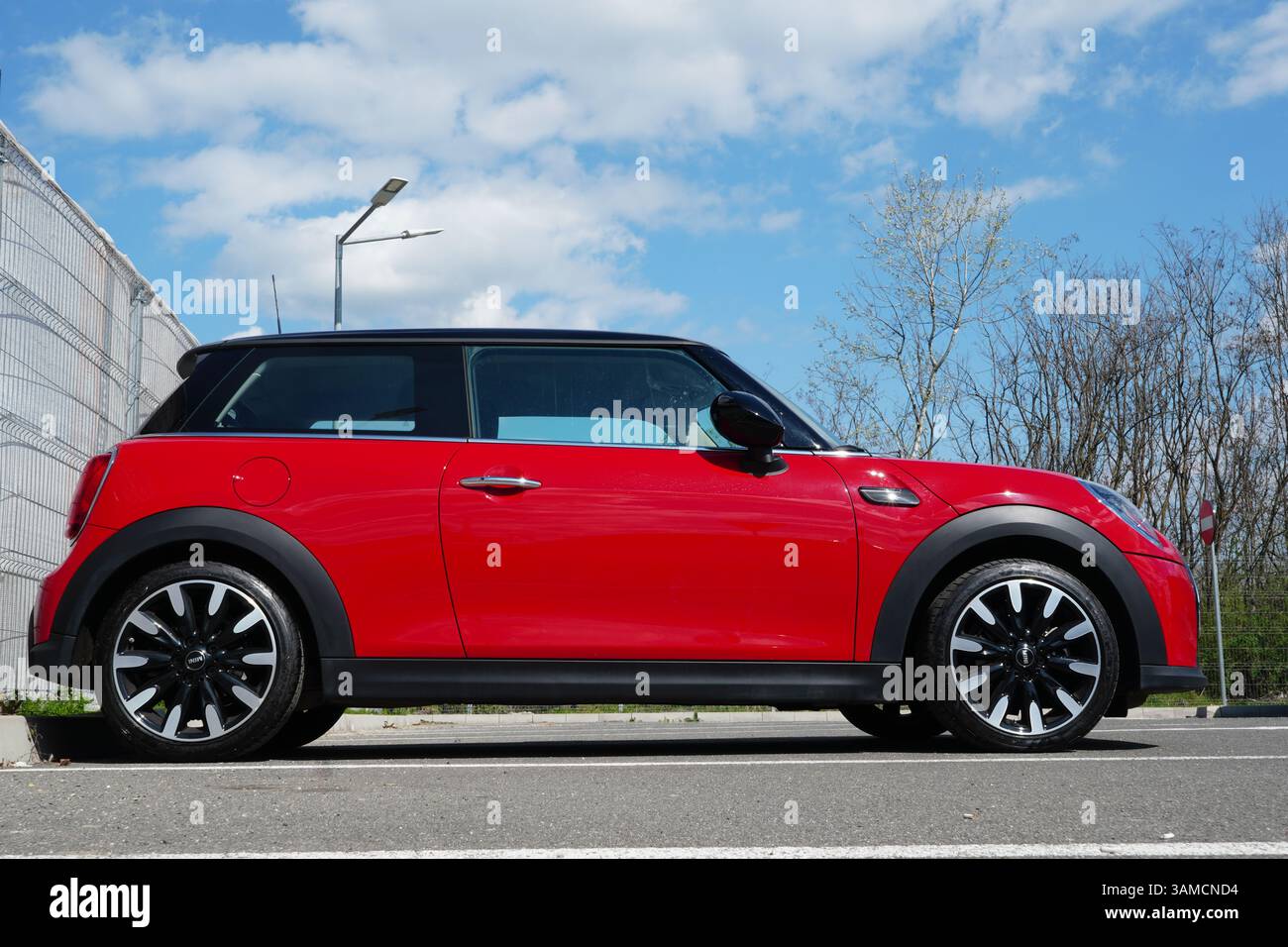 Bucarest, Romania - 13 aprile 2025: Vista ravvicinata dell'auto rossa Mini Cooper nel parcheggio Foto Stock