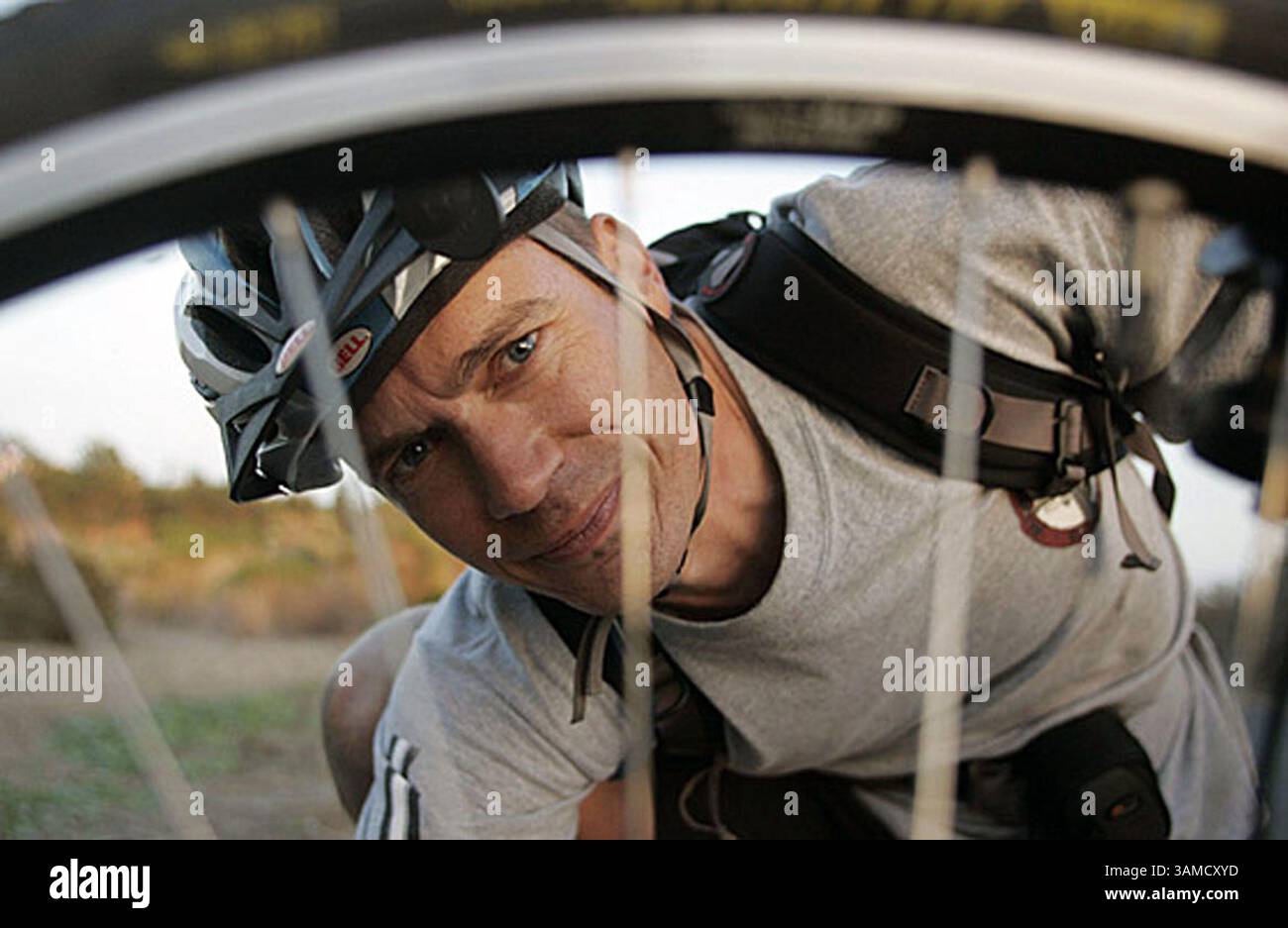 9 novembre 2007 - LUNGA PERCORRENZA: "È un'esistenza quotidiana. È molto lavoro", afferma J.R. Roersma del suo viaggio in bicicletta di 2.464 km. E' in missione per raccogliere fondi per il Mustard Seed Ranch. (Rose Palmisano/Orange County Register/MCT) (immagine di credito: © Rose Palmisano/MCT/ZUMAPRESS.com) Foto Stock