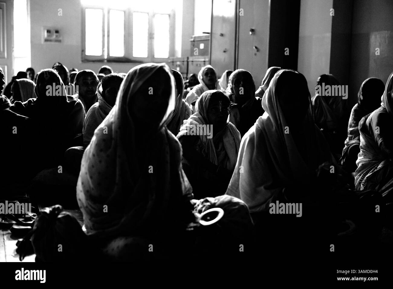 Perché l'India non si prende cura dei suoi anziani - a nuova Delhi si stanno protestando chiedendo una pensione di vecchiaia bonafide. Al momento, la maggior parte degli indiani non si qualificano per i benefici, e quelli che ricevono solo 4 dollari al mese. Testo di PortalKBR - NEW DEHLI - Mayni Mossamat è una vedova di 75 anni dello stato orientale del Bihar. Ha problemi a vedere e riesce a malapena a camminare. Chiede cibo e passa le sue notti per strada. Ma di recente, con l'aiuto di un gruppo di attivisti, è riuscita ad arrivare nella capitale indiana per chiedere una pensione nazionale decente per gli anziani. "Ho quattro figli ma non si prendono cura di me", lei Foto Stock