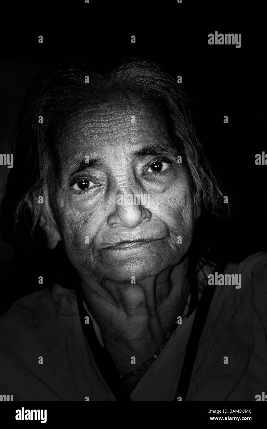 Perché l'India non si prende cura dei suoi anziani - a nuova Delhi si stanno protestando chiedendo una pensione di vecchiaia bonafide. Al momento, la maggior parte degli indiani non si qualificano per i benefici, e quelli che ricevono solo 4 dollari al mese. Testo di PortalKBR - NEW DEHLI - Mayni Mossamat è una vedova di 75 anni dello stato orientale del Bihar. Ha problemi a vedere e riesce a malapena a camminare. Chiede cibo e passa le sue notti per strada. Ma di recente, con l'aiuto di un gruppo di attivisti, è riuscita ad arrivare nella capitale indiana per chiedere una pensione nazionale decente per gli anziani. "Ho quattro figli ma non si prendono cura di me", lei Foto Stock