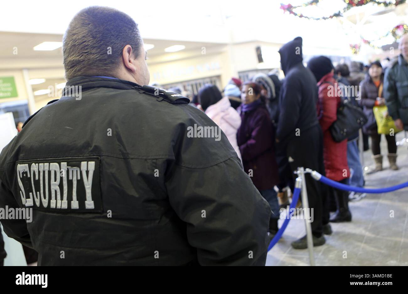 3 gennaio 2014 - ON, Canada - le persone aspettano in fila al Golden Mile Employment & Social Services di Eglinton Av. A Victoria Park Ave. A Toronto, Ont. In attesa delle carte Storm. La sicurezza e la polizia tengono d'occhio la folla venerdì 3 gennaio 2014. Dave Thomas/Toronto Sun/QMI Agency (immagine di credito: © Dave Thomas/QMI Agency/ZUMAPRESS.com) Foto Stock