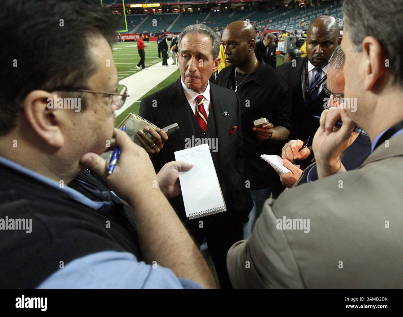 11 dicembre 2007 - il proprietario della squadra degli Atlanta Falcons Arthur Blank (centro) parla con i giornalisti di Michael Vick e riafferma il suo sostegno al capo-allenatore Bobby Petrino il 10 dicembre 2007. Tuttavia, Petrino si è improvvisamente dimesso martedì per assumere un lavoro di head coach presso l'Università dell'Arkansas. (Curtis Compton/Atlanta Journal-Constitution/MCT) (immagine di credito: © Curtis Compton/MCT/ZUMAPRESS.com) Foto Stock
