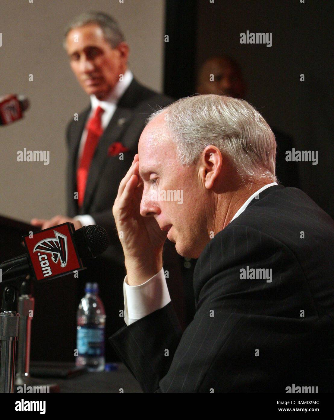 13 dicembre 2007 - il presidente e General manager degli Atlanta Falcons Rich McKay risponde a una domanda su come la squadra scelga i suoi allenatori come proprietario Arthur Blank durante una conferenza stampa tenutasi mercoledì 12 dicembre 2007 a Flowery Branch, Georgia. (Curtis Compton/Atlanta Journal Constitution/MCT) (immagine di credito: © Curtis Compton/MCT/ZUMAPRESS.com) Foto Stock
