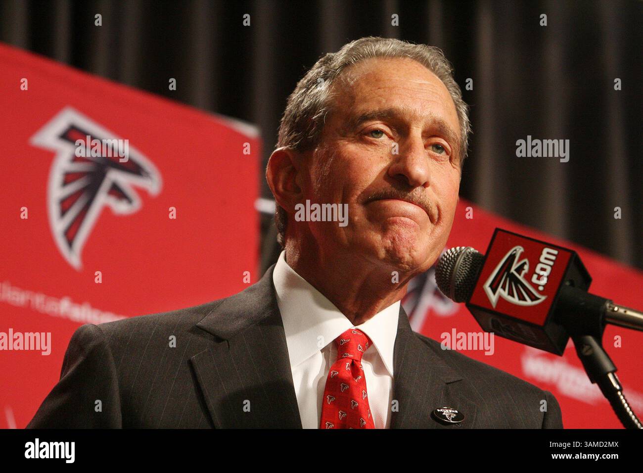 13 dicembre 2007 - il proprietario degli Atlanta Falcons Arthur Blank si rivolge ai media durante una conferenza stampa di 70 minuti in risposta alle dimissioni del capo-allenatore Bobby Petrino mercoledì 12 dicembre 2007, a Flowery Branch, Georgia. (Curtis Compton/Atlanta Journal Constitution/MCT) (immagine di credito: © Curtis Compton/MCT/ZUMAPRESS.com) Foto Stock