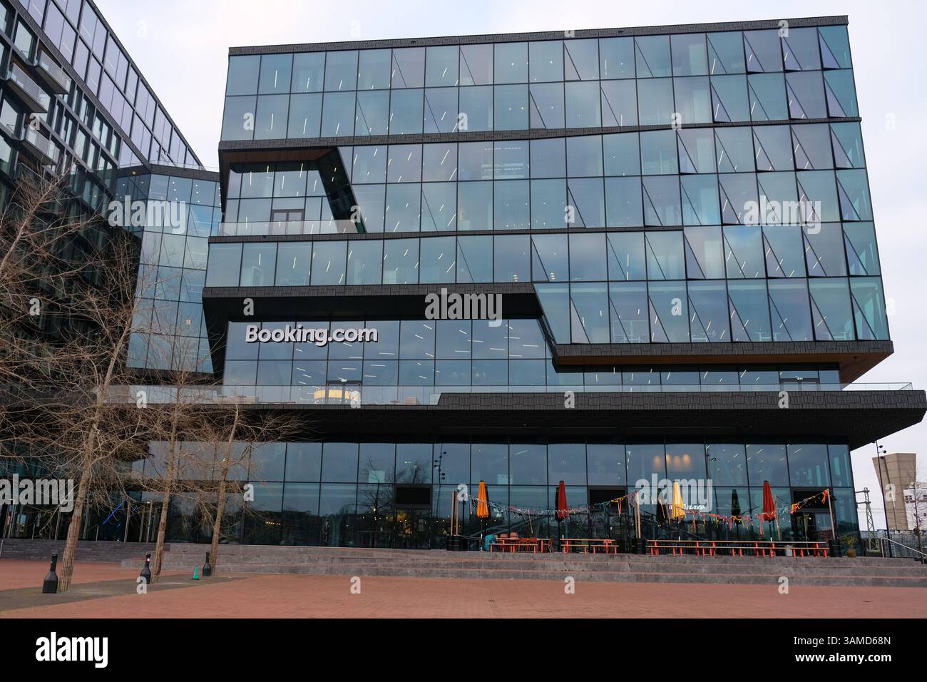 Amsterdam, Paesi Bassi, 14 febbraio 2025: Booking.com uffici aziendali esterni, uffici delle agenzie di viaggi ad Amsterdam Foto Stock