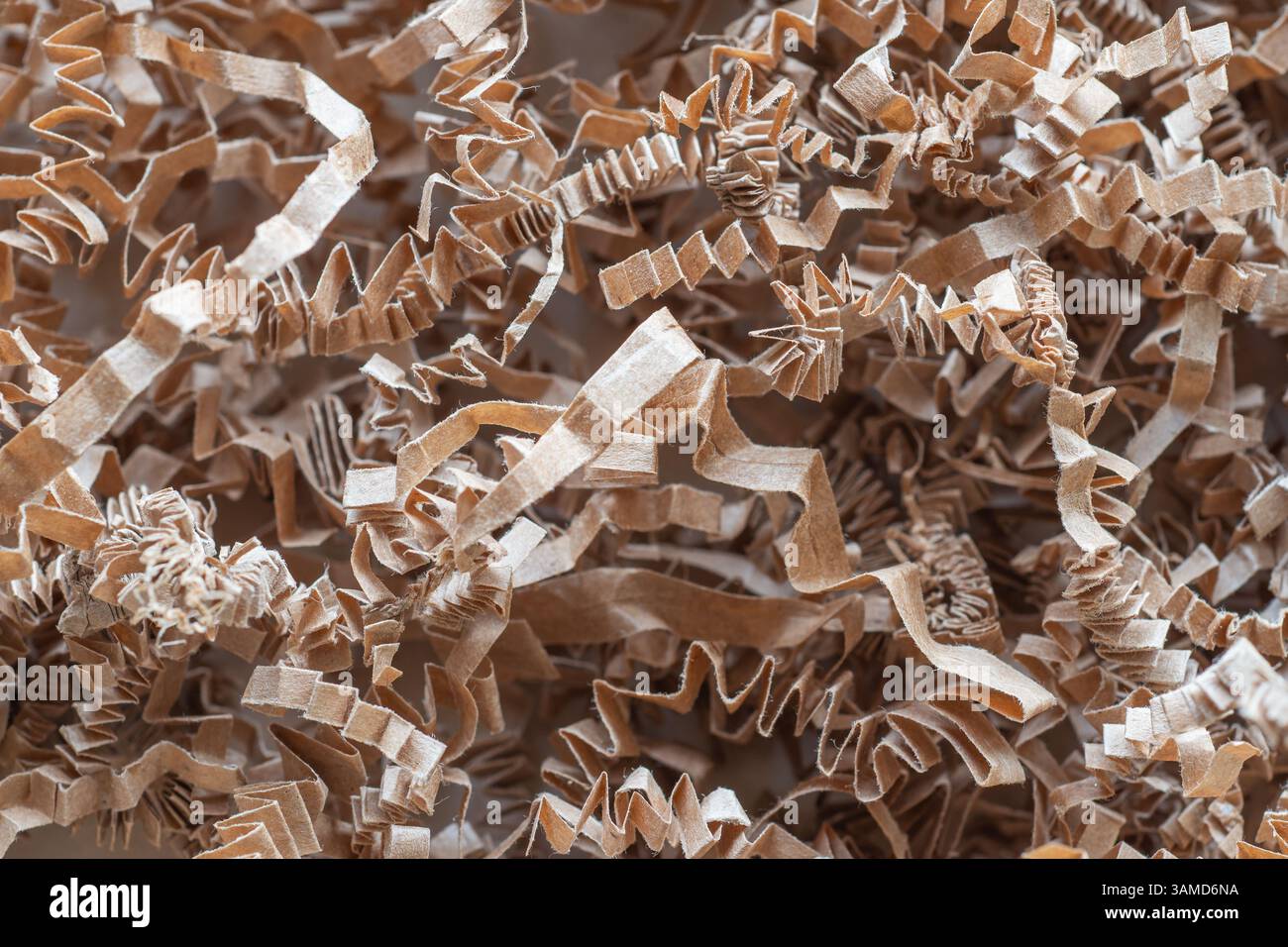 Carta marrone sminuzzata. Carta piegata. Riempitivo per carta da imballaggio Foto Stock