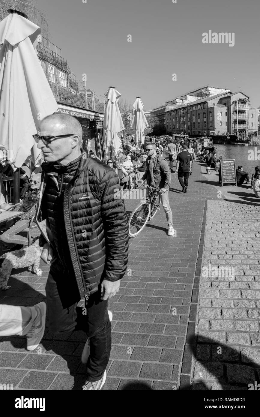 Londra una passeggiata lungo il Regent's Canal e City Road Lock Foto Stock