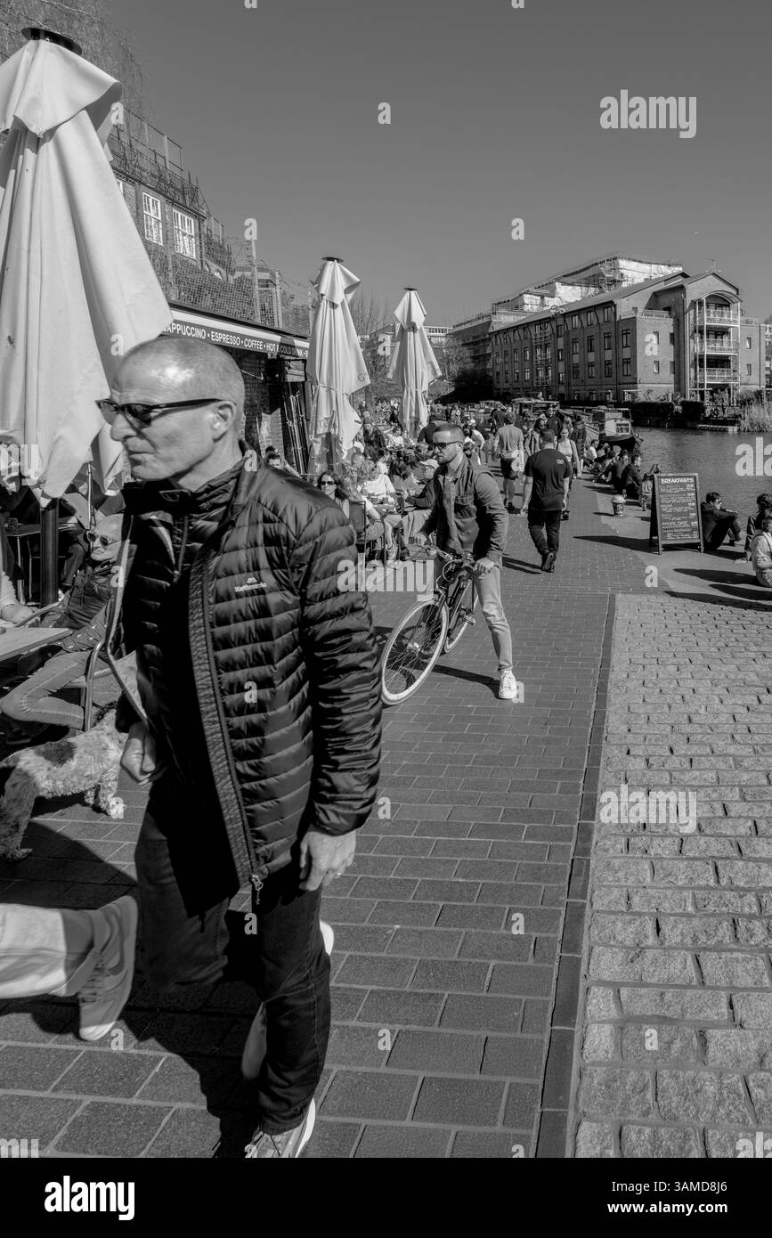 Londra una passeggiata lungo il Regent's Canal e City Road Lock Foto Stock