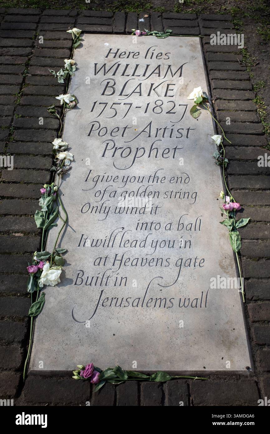 Tomba di William Blake - tomba di William Blake a Bunhill Fields, a Londra. Pietra installata 2018, scolpita da Lida Cardozo, Gerusalemme versetto. Foto Stock