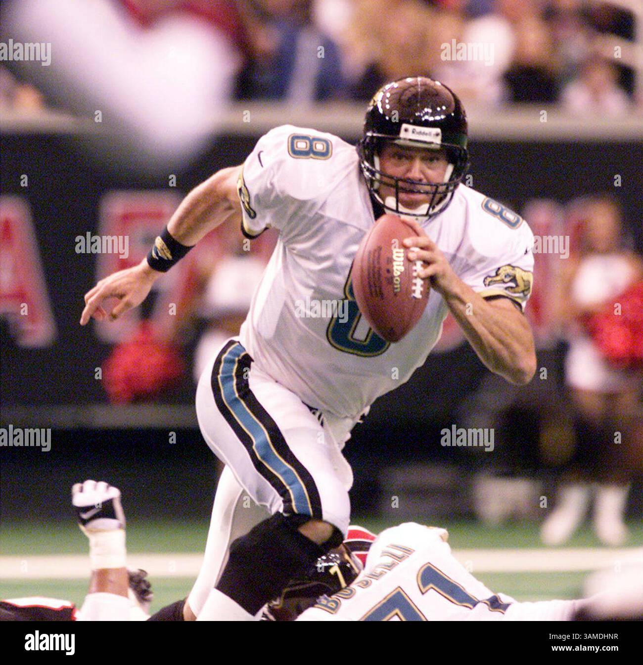 7 novembre 1999 - Stati Uniti - KRT SPORTS STORY SLUGGED: JAGUARS-FALCONS KRT FOTOGRAFIA DI BEAU CABELL/MACON TELEGRAPH (KRT4) 7 novembre ATLANTA, GA-- il quarterback dei Jacksonville Jaguars Mark Brunell cerca un ricevitore in fondo al campo mentre i Falcons lo spingono nel primo tempo. I Jaguars batterono i Falcons, 30-7 e Brunell passò tre touchdown. (MA) AP PL KD BL 1999 (Horiz) (lde) (foto aggiuntive disponibili su KRT Direct, KRT/PressLink o su richiesta) (immagine di credito: © Macon Telegraph/mct/ZUMAPRESS.com) Foto Stock