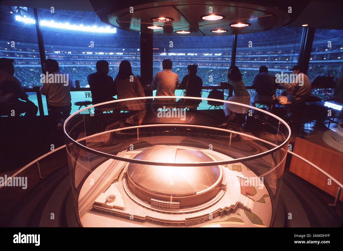 6 dicembre 1999 - Stati Uniti - KRT TRAVEL STORY SLUGGED: FUKUOKA KRT FOTO DI DANIEL A. ANDERSON/ORANGE COUNTY REGISTER (KRT124 - 6 dicembre) Un bar affacciato sul campo ospita un modello dello stadio di baseball mentre i tifosi guardano una partita a Fukuoka, Giappone. La città è un mix di architettura d'avanguardia, snooty caffè parigini, uomini d'affari indonesiani e giocatori di baseball americani espatriati sulla costa settentrionale dell'isola più meridionale del Giappone, Kyushu. (OC) PL KD BL 1999 (Horiz) (gsb) -- NO MAGS, NO SALES (immagine di credito: © Orange County Register/mct/ZUMAPRESS.com) Foto Stock