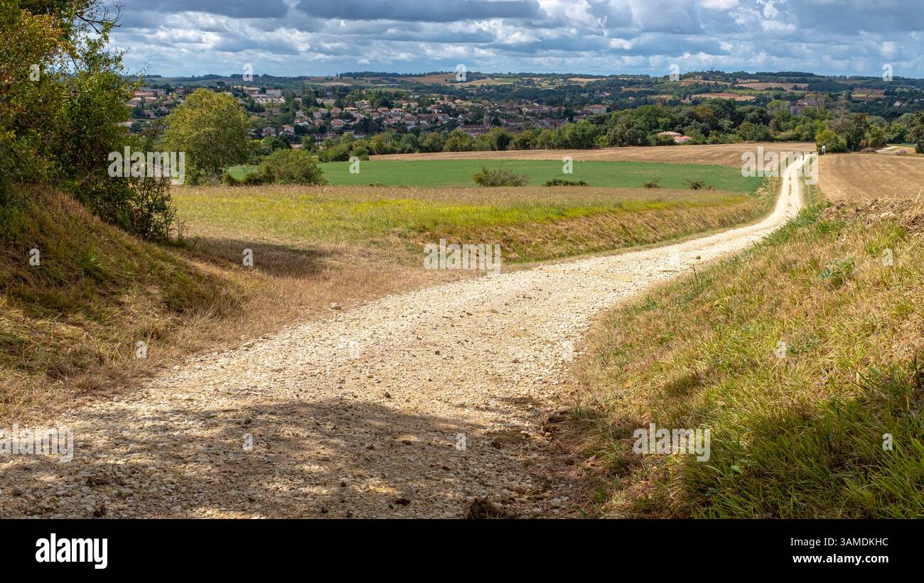 Vista sul paesaggio ondulato della Francia sud-occidentale vicino al preservativo sul cammino di Santiago, preso in una giornata parzialmente coperto senza persone riconoscibili Foto Stock