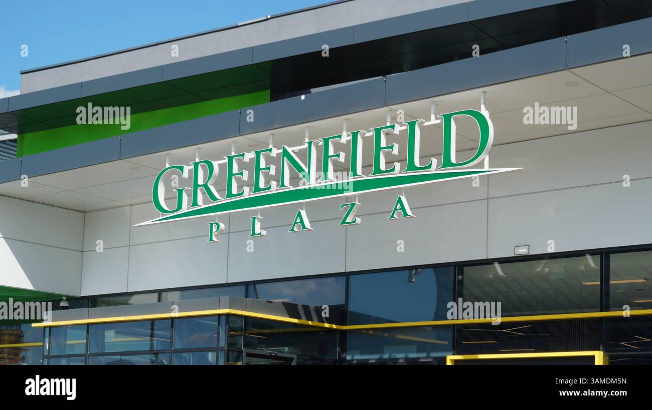 Bucarest, Romania – 13 aprile 2025: Logo del centro commerciale e dei servizi Greenfield Plaza, che serve il complesso residenziale Greenfield di recente costruzione Foto Stock