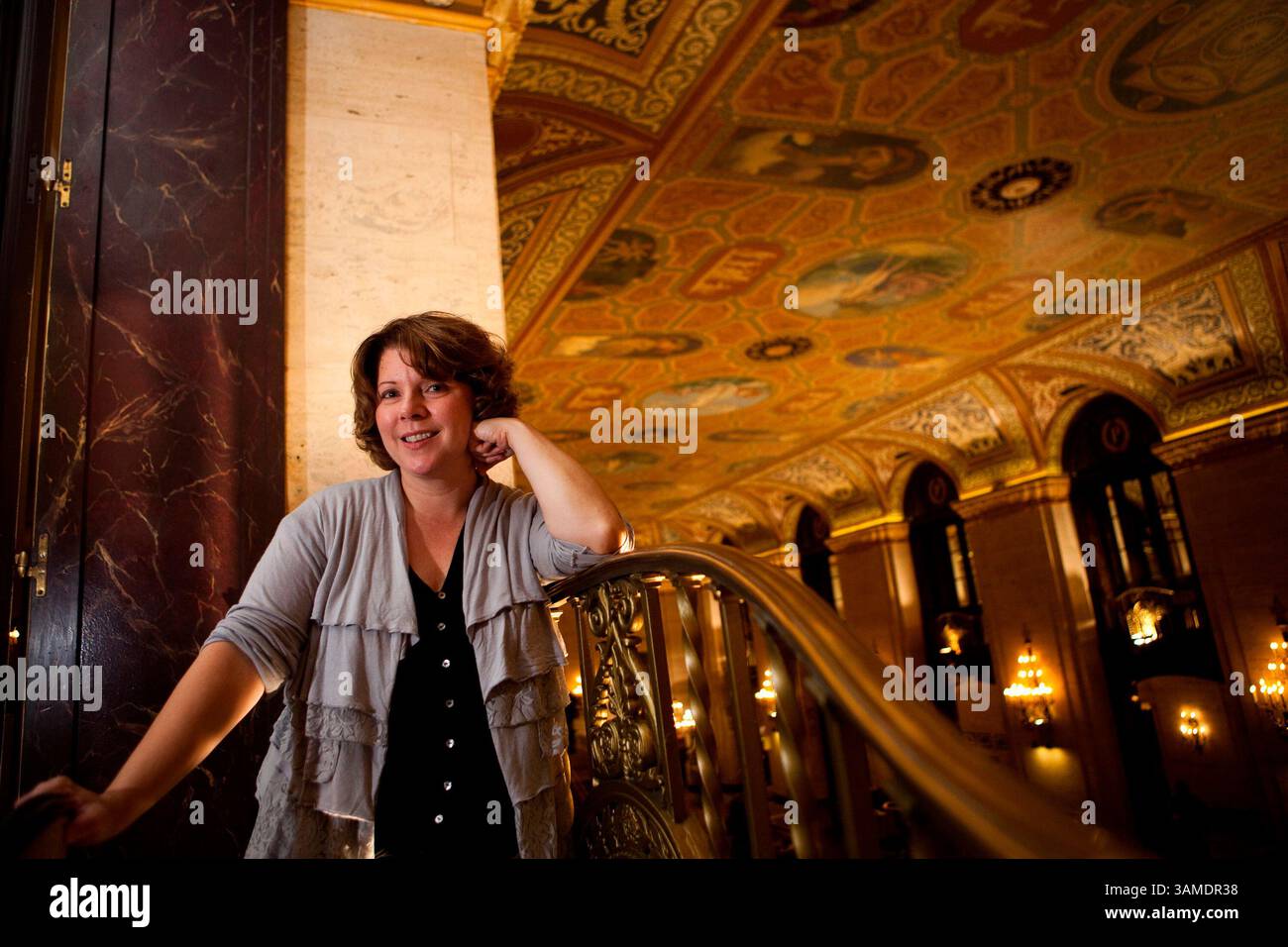 10 agosto 2011 - Chicago, il, USA - Melanie Hauser, il cui pseudonimo è Melanie Benjamin, ha scritto il romanzo "The Autobiography of Mrs. Tom Thumb". Il suo vero nome era Mercy Lavinia Warren Bump e negli anni '1800 la sua altezza di 32 pollici, e quella di suo marito di 40 pollici le rese celebrità. (Zbigniew Bzdak/Chicago Tribune/MCT) (immagine di credito: © Zbigniew Bzdak/MCT/ZUMAPRESS.com) Foto Stock