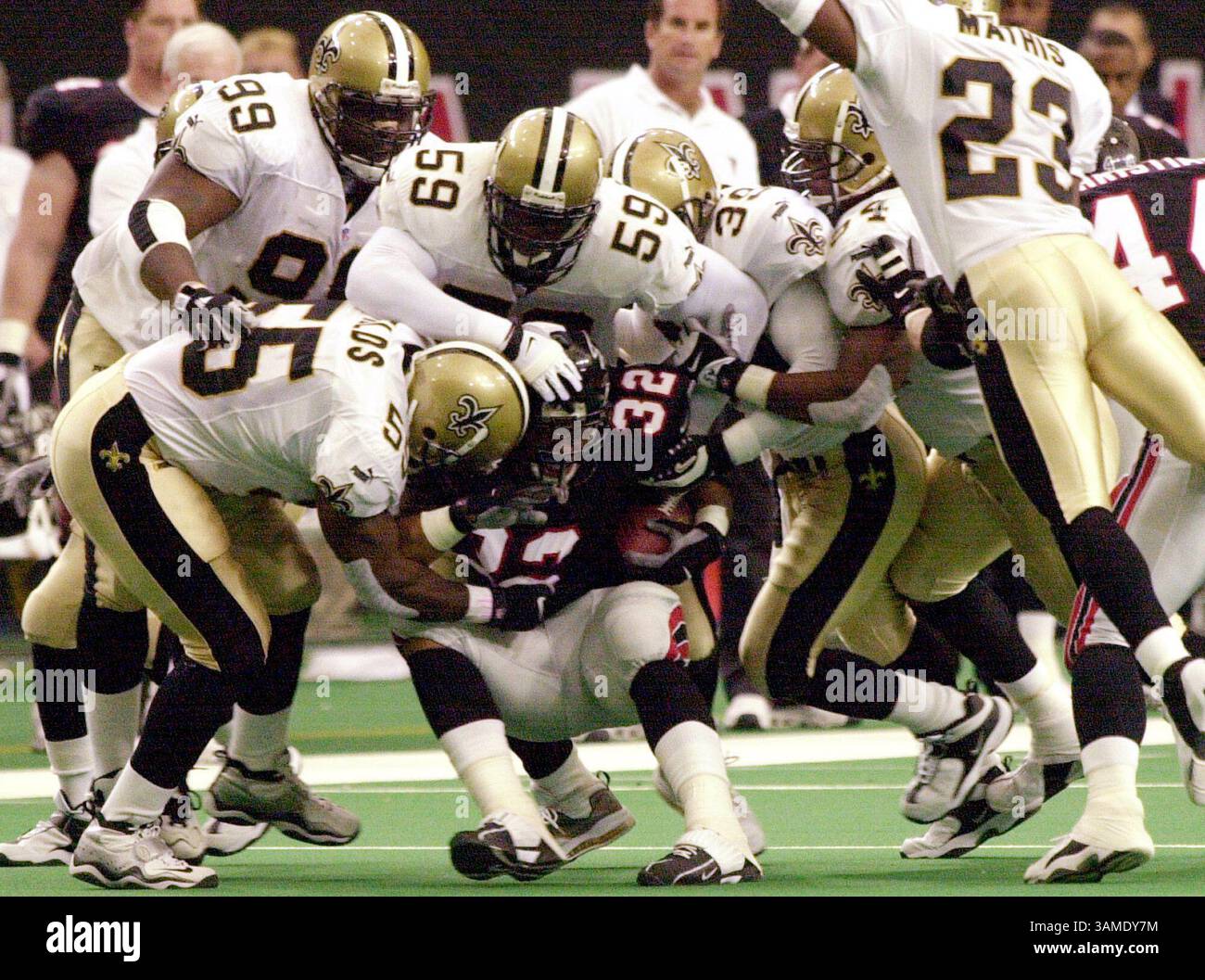 22 ottobre 2000 - FRANCOBOLLO, Stati Uniti - KRT SPORTS STORY SLUGGED: FALCONS-SAINTS KRT FOTOGRAFIA DI BEAU CABELL/MACON TELEGRAPH (22 ottobre) ATLANTA, GEORGIA -- il running back degli Atlanta Falcons Jamal Anderson viene fermato nel primo tempo dai New Orleans Saints ad Atlanta, Georgia Sunday. I Saints batterono i Falcons 21-19. (MA) AP PL BL KD 2000 (ORIZ.) (kn) (immagine di credito: © Macon Telegraph/mct/ZUMAPRESS.com) Foto Stock