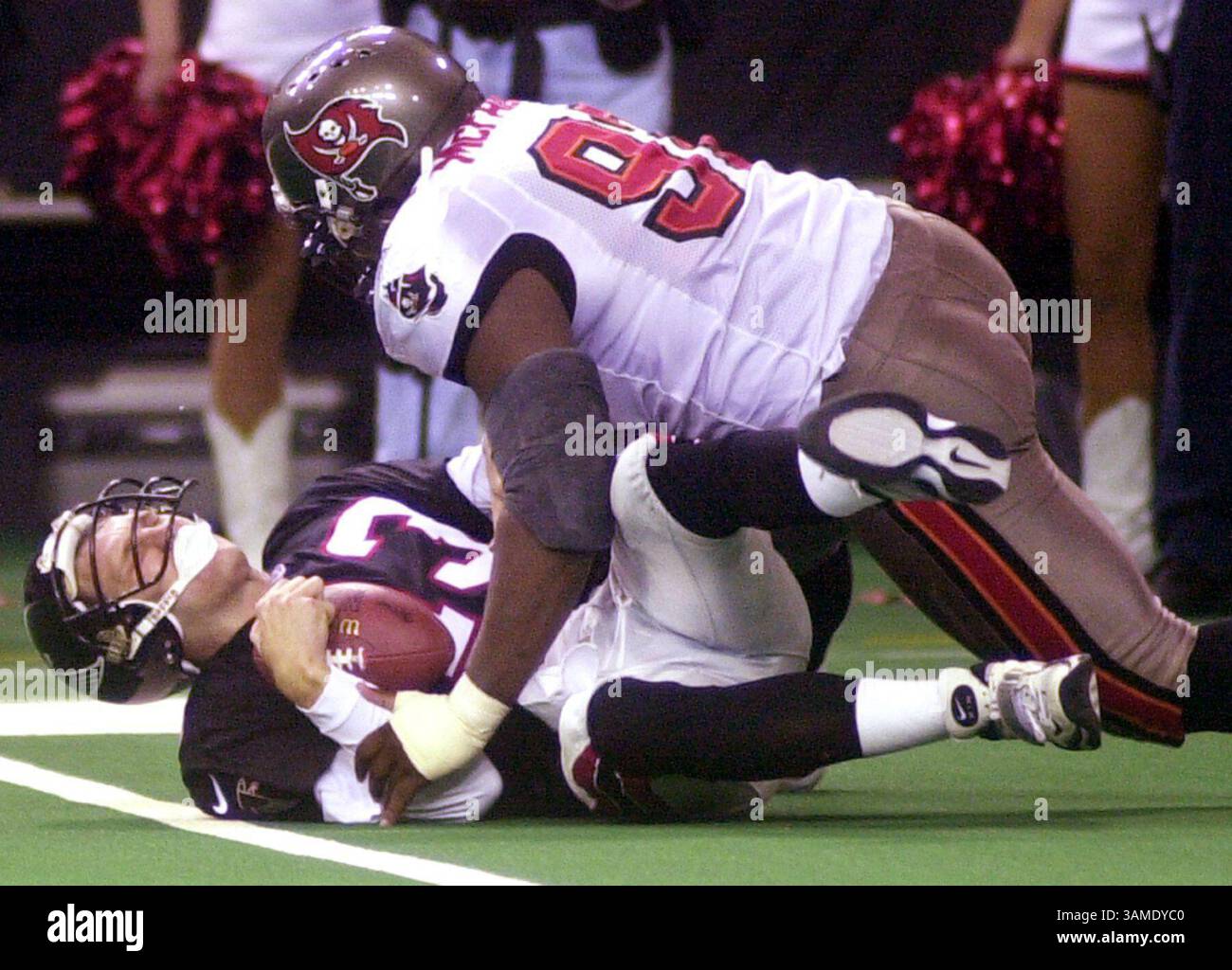 5 NOVEMBRE 2000 - FRANCOBOLLO, STATI UNITI - KRT SPORTS STORY SLUGGED: BUCCANEERS-FALCONS KRT FOTOGRAFIA DI KAREN SPARACIO/MACON TELEGRAPH (5 NOVEMBRE) ATLANTA, GEORGIA-- . Il quarterback dei Falcons Danny Kanell (13) fu svincolato da Anthony McFarland (92) dei Buccaneers durante il quarto quarto quarto della partita di Sunday. I Buccaneers batterono i Falcons 27-14. (MA) PL KD BL 2000 (Horiz) (lde) (immagine di credito: © Macon Telegraph/mct/ZUMAPRESS.com) Foto Stock