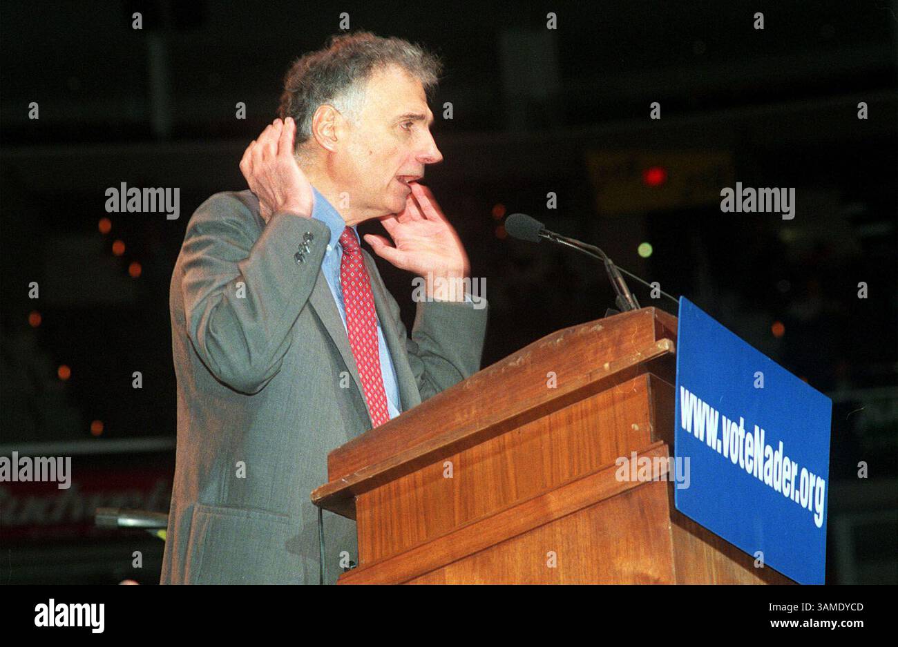 5 novembre 2000 - FRANCOBOLLO, Stati Uniti - KRT LA NOTIZIA degli Stati Uniti SLUGGED: NADER KRT FOTOGRAFIA DI LINDA D. EPSTEIN/KRT (5 novembre) WASHINGTON, DC-- il candidato del Partito Verde Ralph Nader ad una manifestazione al MCI Center domenica 5 novembre 2000. (KRT) PL KD BL 2000 (Horiz) (lde) (immagine di credito: © PHOTOGNOSOURCE/mct/ZUMAPRESS.com) Foto Stock