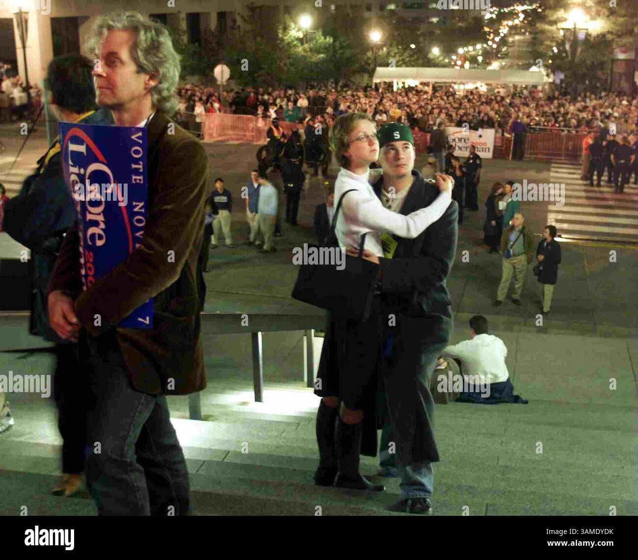 7 novembre 2000 - FRANCOBOLLO, Stati Uniti - (KRT102) KRT US NEWS STORY SLUGGED: ELN-GORE KRT FOTO DI CHUCK KENNEDY/KRT (7 novembre) NASHVILLE, TN -- Jennifer Hamilton e Erik Viergutz, sostenitori del Vice Presidente al Gore, ascoltate i risultati alla festa di Gore per le elezioni martedì 7 novembre 2000. (KRT) AP PL KD BL 2000 (Horiz) (gsb) (immagine di credito: © PHOTOGNOSOURCE/mct/ZUMAPRESS.com) Foto Stock