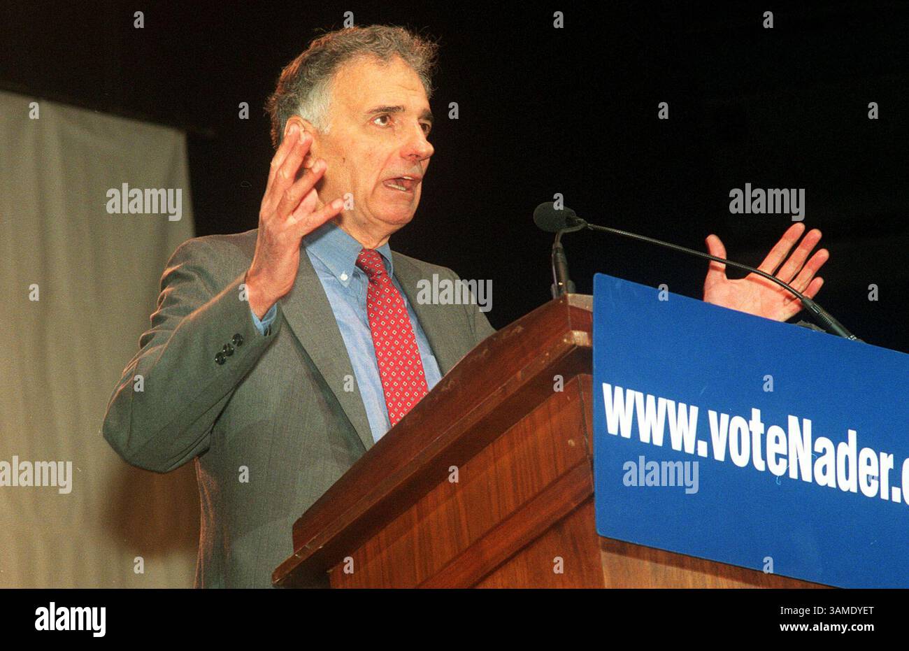 5 novembre 2000 - FRANCOBOLLO, Stati Uniti - KRT LA NOTIZIA degli Stati Uniti È SLUGGED: NADER KRT FOTOGRAFIA DI LINDA D. EPSTEIN/KRT (5 novembre) WASHINGTON, DC-- il candidato del Partito Verde Ralph Nader promuove lo stato per il Distretto di Columbia in un raduno al MCI Center domenica 5 novembre 2000. (KRT) PL KD BL 2000 (Horiz) (lde) (immagine di credito: © PHOTOGNOSOURCE/mct/ZUMAPRESS.com) Foto Stock
