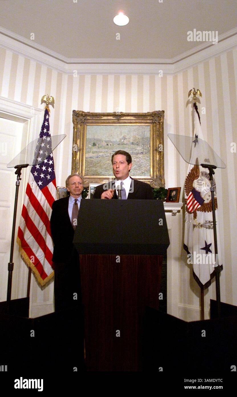 15 novembre 2000 - FRANCOBOLLO, Stati Uniti - KRT LA NOTIZIA degli Stati Uniti È STATA BLOCCATA: ELN-GORE KRT FOTOGRAFIA DI CHUCK KENNEDY/KRT (15 novembre) WASHINGTON, D.C. -- il vicepresidente al Gore parla alla stampa nella sua residenza a Washington, D.C. mercoledì 15 novembre 2000. Il senatore Joe Lieberman sta dietro di lui. (KRT) PL BL KD 2000 (Vert) (mvw) (immagine di credito: © PHOTOGNOSOURCE/mct/ZUMAPRESS.com) Foto Stock