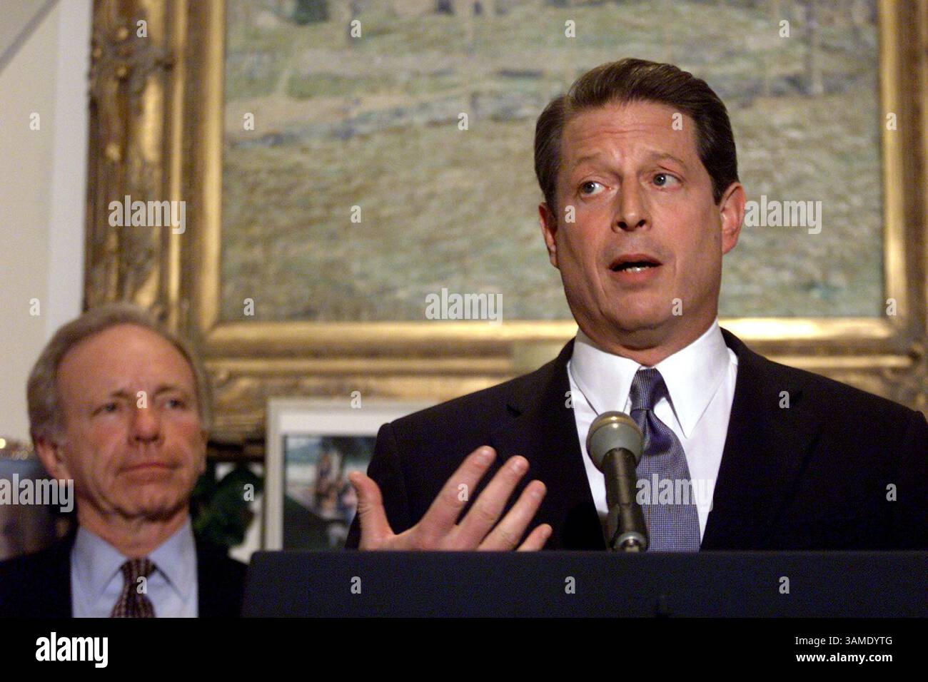 15 novembre 2000 - FRANCOBOLLO, Stati Uniti - KRT LA NOTIZIA degli Stati Uniti È STATA BLOCCATA: ELN-GORE KRT FOTOGRAFIA DI CHUCK KENNEDY/KRT (15 novembre) WASHINGTON, D.C. -- il vicepresidente al Gore parla alla stampa nella sua residenza a Washington, D.C. mercoledì 15 novembre 2000. Il senatore Joe Lieberman sta dietro di lui. (KRT) PL BL KD 2000 (Horiz) (mvw) (immagine di credito: © PHOTOGNOSOURCE/mct/ZUMAPRESS.com) Foto Stock