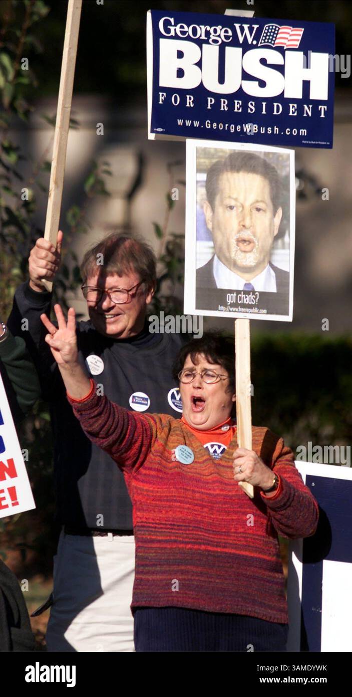 26 novembre 2000 - FRANCOBOLLO, Stati Uniti - KRT LA NOTIZIA degli Stati Uniti È SLUGGED: ELN-PRESIDENT KRT FOTOGRAFIA DI CHUCK KENNEDY/KRT (novembre 26) WASHINGTON, D.C. - i sostenitori del candidato presidenziale George W. Bush protestano fuori dalla residenza del vicepresidente al Gore a Washington D.C. domenica 26 novembre 2000. (KRT) PL BL KD 2000 (Vert) (mvw) (immagine di credito: © PHOTOGNOSOURCE/mct/ZUMAPRESS.com) Foto Stock