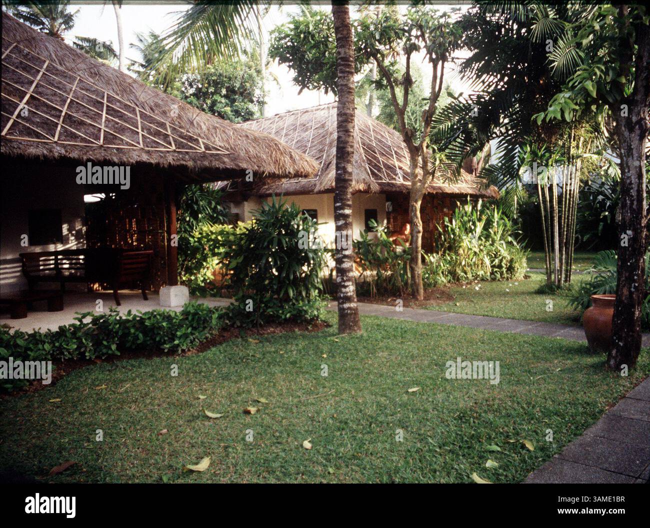 8 marzo 2001 - Stati Uniti - STORIA DI VIAGGIO del KRT BLOCCATA: BALI KRT FOTO DI ROBERT CROSS/CHICAGO TRIBUNE (9 aprile) il resort Pansea a Jimbaran, Bali, offre un ambiente rustico e viste fantastiche. Un viaggio attraverso Bali non può essere altro che un'esperienza artistica. (TB) PL KD BL 2001 (Horiz) (gsb) (immagine di credito: © Chicago Tribune/mct/ZUMAPRESS.com) Foto Stock