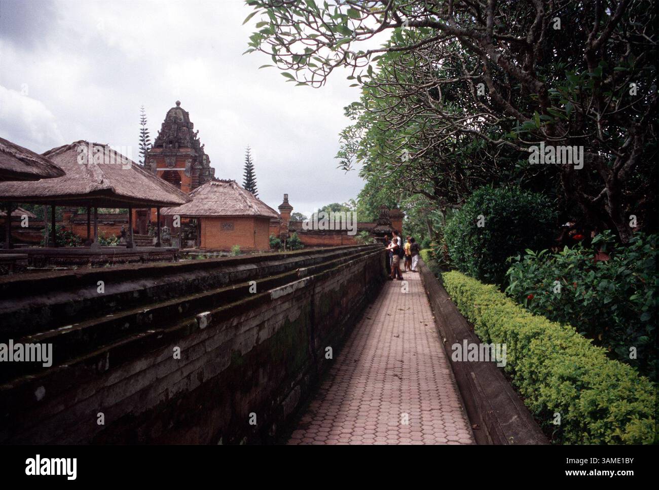 8 marzo 2001 - Stati Uniti - LA STORIA del VIAGGIO del KRT È BLOCCATA: BALI KRT FOTO DI ROBERT CROSS/CHICAGO TRIBUNE (9 aprile) l'ex tempio reale di pura Taman Ayun è aperto ai tour a Bali. Un viaggio attraverso Bali non può essere altro che un'esperienza artistica. (TB) PL KD BL 2001 (Horiz) (gsb) (immagine di credito: © Chicago Tribune/mct/ZUMAPRESS.com) Foto Stock