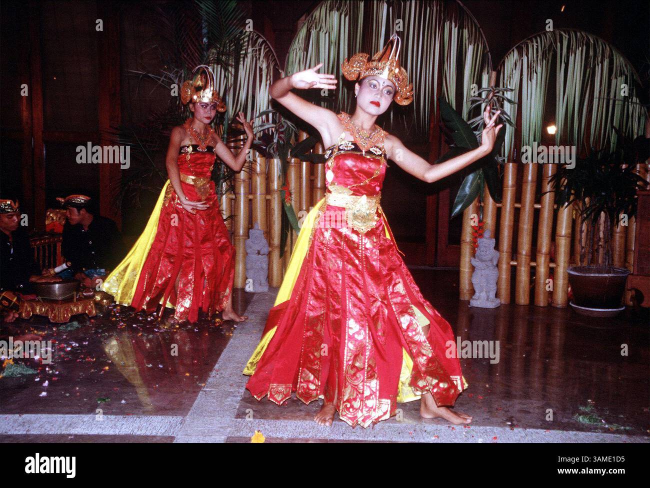 8 marzo 2001 - Stati Uniti - STORIA DI VIAGGIO del KRT IN CRISI: BALI KRT FOTO DI ROBERT CROSS/CHICAGO TRIBUNE (9 aprile) i ballerini si esibiscono a Bali. Un viaggio attraverso Bali non può essere altro che un'esperienza artistica. (TB) PL KD BL 2001 (Horiz) (gsb) (immagine di credito: © Chicago Tribune/mct/ZUMAPRESS.com) Foto Stock