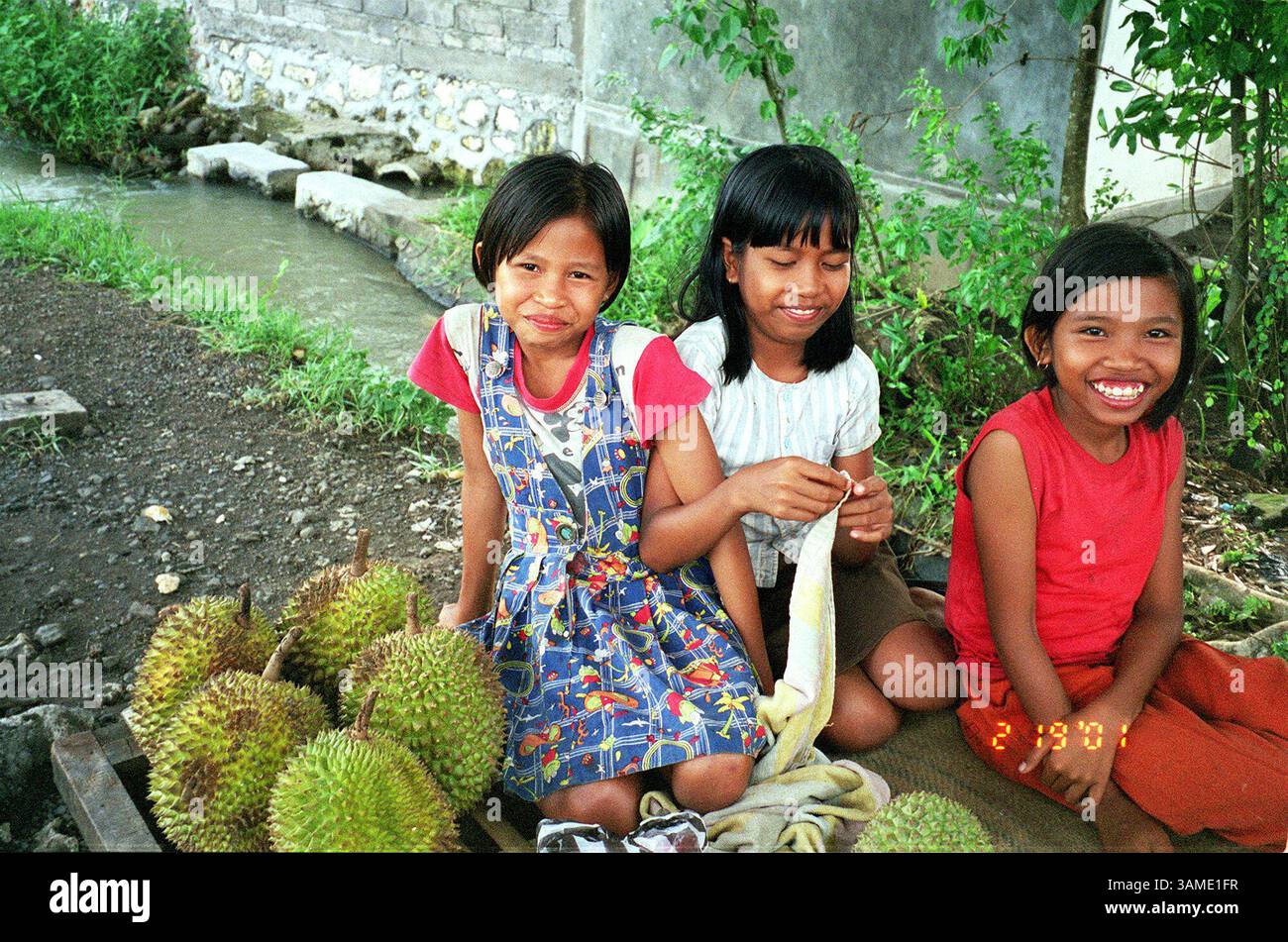 8 marzo 2001 - Stati Uniti - STORIA DI VIAGGIO del KRT BLOCCATA: BALI KRT FOTO DI ROBERT CROSS/CHICAGO TRIBUNE (9 aprile) Girls Sell durlan a Bali. Un viaggio attraverso Bali non può essere altro che un'esperienza artistica. (TB) PL KD BL 2001 (Horiz) (gsb) (immagine di credito: © Chicago Tribune/mct/ZUMAPRESS.com) Foto Stock