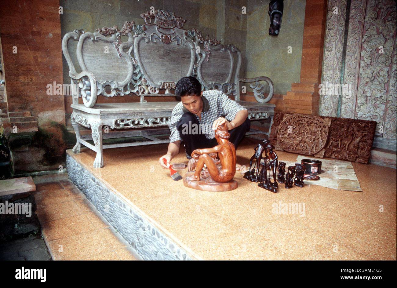 8 marzo 2001 - Stati Uniti - LA STORIA del VIAGGIO del KRT È BLOCCATA: BALI KRT FOTO DI ROBERT CROSS/CHICAGO TRIBUNE (9 aprile) Un intagliatore di legno lucida il suo lavoro a Bali. Un viaggio attraverso Bali non può essere altro che un'esperienza artistica. (TB) PL KD BL 2001 (Horiz) (gsb) (immagine di credito: © Chicago Tribune/mct/ZUMAPRESS.com) Foto Stock