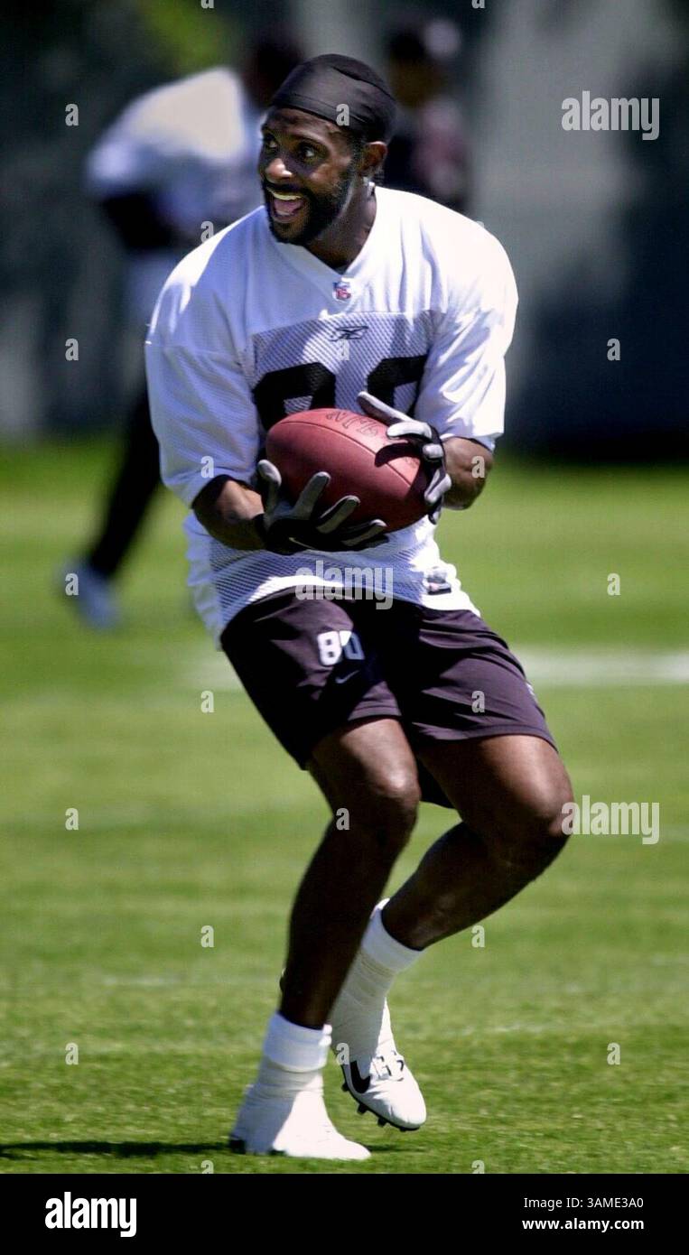 5 giugno 2001 - Stati Uniti - KRT SPORTS STORY SLUGGED: RICE KRT PHOTOGRAPH BY BOB PEPPING/CONTRA COSTA TIMES (6 giugno) OAKLAND, CA -- Jerry Rice riceve un pass durante un allenamento degli Oakland Raider martedì 5 giugno 2001 a Oakland, California. Dopo l'allenamento, fu annunciato che Rice aveva firmato con i Raiders. (PH) NC KD 2001 (Vert) (mvw) (immagine di credito: © Contra Costa Times/mct/ZUMAPRESS.com) Foto Stock
