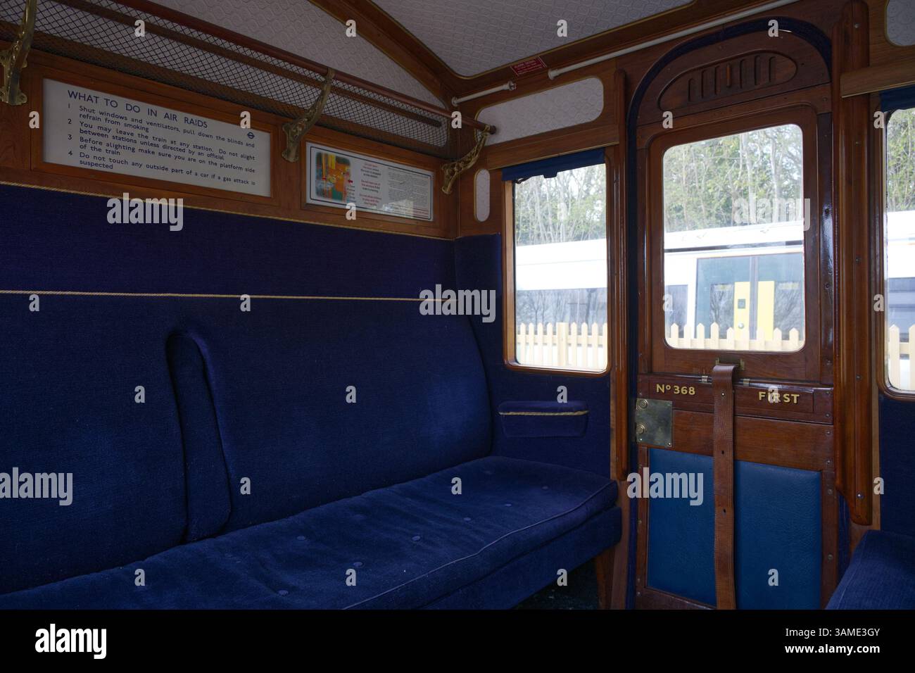 Una carrozza passeggeri di prima classe sulla Bluebell Railway alla stazione di East Grinstead Foto Stock Una carrozza passeggeri di prima classe sulla Bluebell Railway alla stazione di East Grinstead Foto Stock