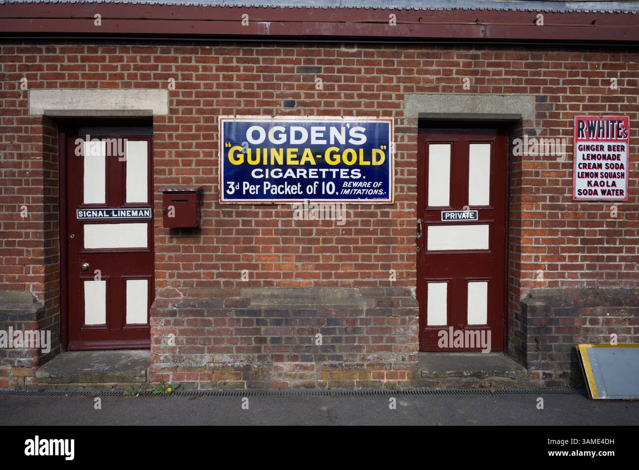 Porte della stazione e cartelli pubblicitari vintage presso la stazione di Sheffield Park - Bluebell Railway - East Sussex UK Foto Stock