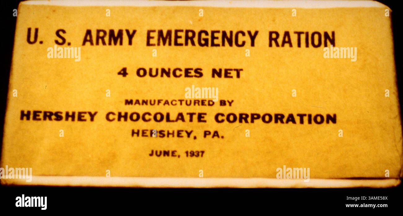 28 agosto 2001 - Stati Uniti - PER L'USO CON STORIE CORRELATE KRT FOTOGRAFIA PER GENTILE CONCESSIONE DI HERSHEY MUSEUM (agosto 29) conservato per sessant'anni nel ghiaccio antartico, un originale Hershey Chocolate Corporation 1937 Field ration Bar, che emerse dalla terza spedizione dell'ammiraglio Richard Byrd al Polo Sud. (KRT) NC KD BL 2001 (HORIZ.) (kn) (immagine di credito: © Hershey Museum/mct/ZUMAPRESS.com) Foto Stock